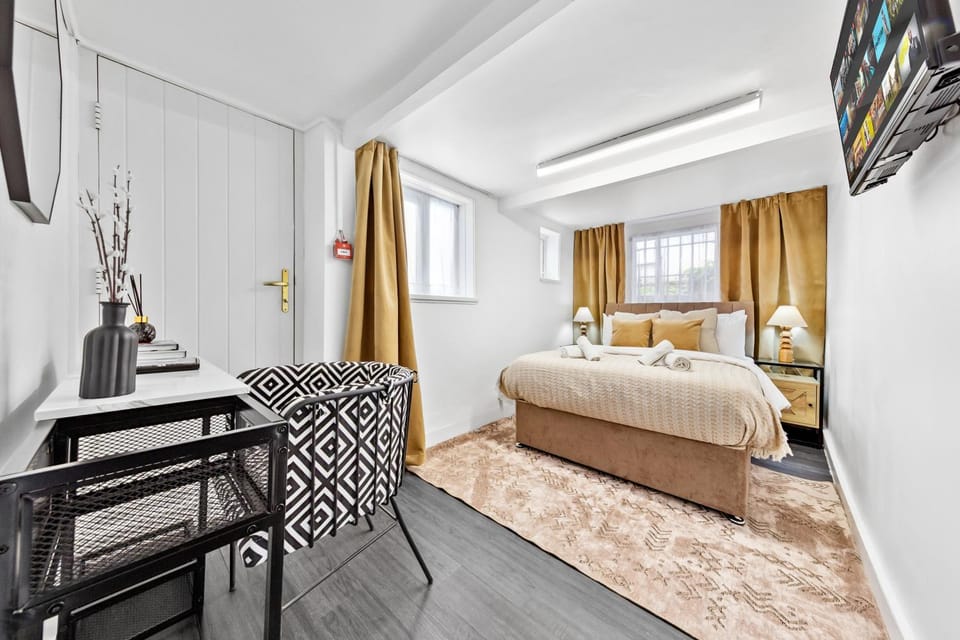 Bed, TV and multimedia, Photo of the whole room, Seating area, Bedroom