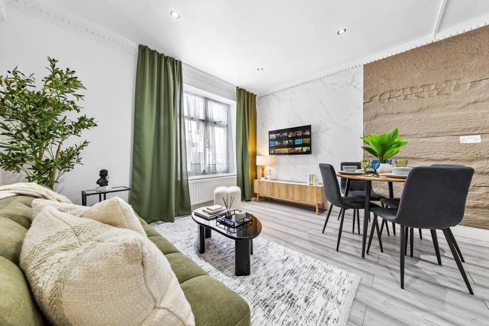 Communal lounge/ TV room, TV and multimedia, Living room, Seating area, Dining area, Evening entertainment