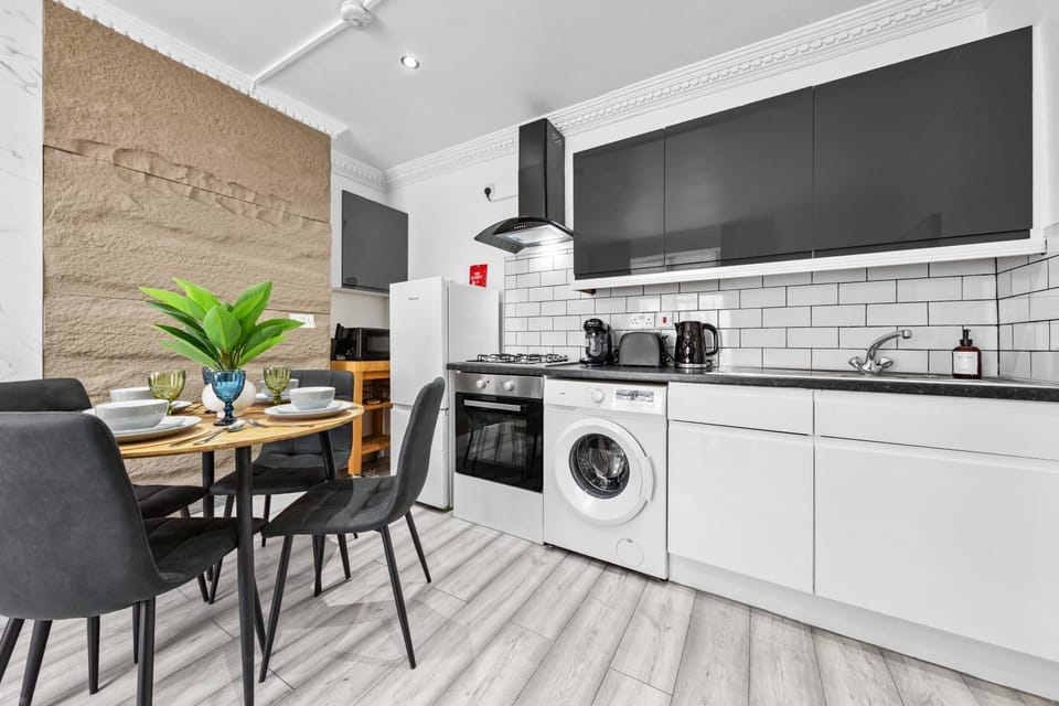 Communal lounge/ TV room, Coffee/tea facilities, Kitchen or kitchenette, Living room, Seating area, Dining area, dishwasher, oven, washing machine, dryer