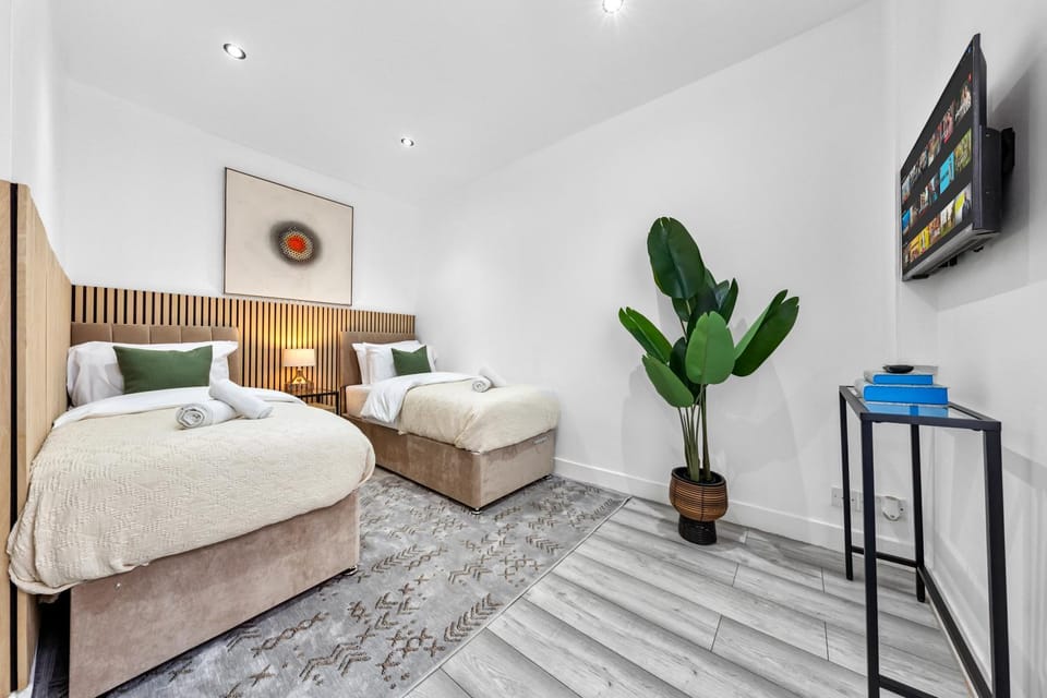 Bed, TV and multimedia, Photo of the whole room, Bedroom