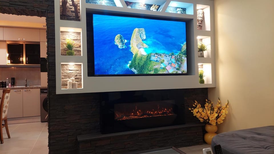 Communal lounge/ TV room, fireplace
