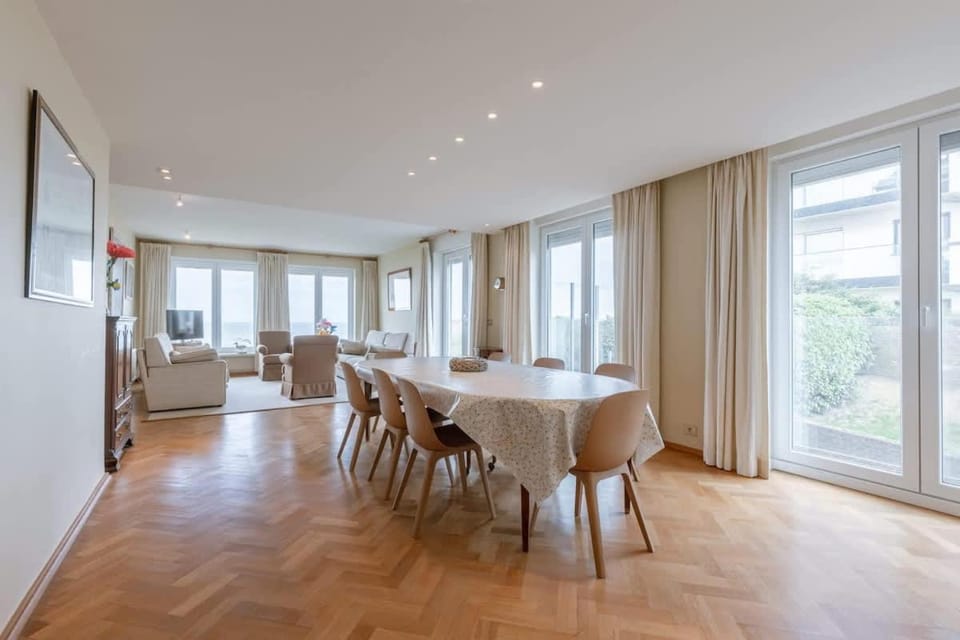 Casiola - Stunning Views & Prime Location Apartment in Knokke-Heist
