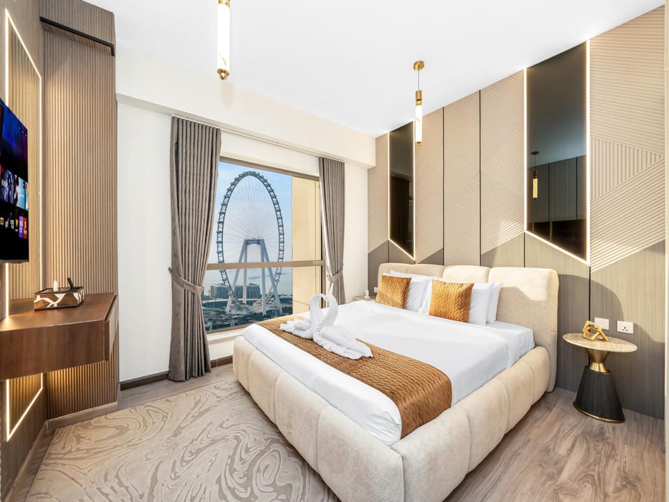 Bed, TV and multimedia, Photo of the whole room, Evening entertainment, Bedroom, Landmark view, Sea view, wardrobe
