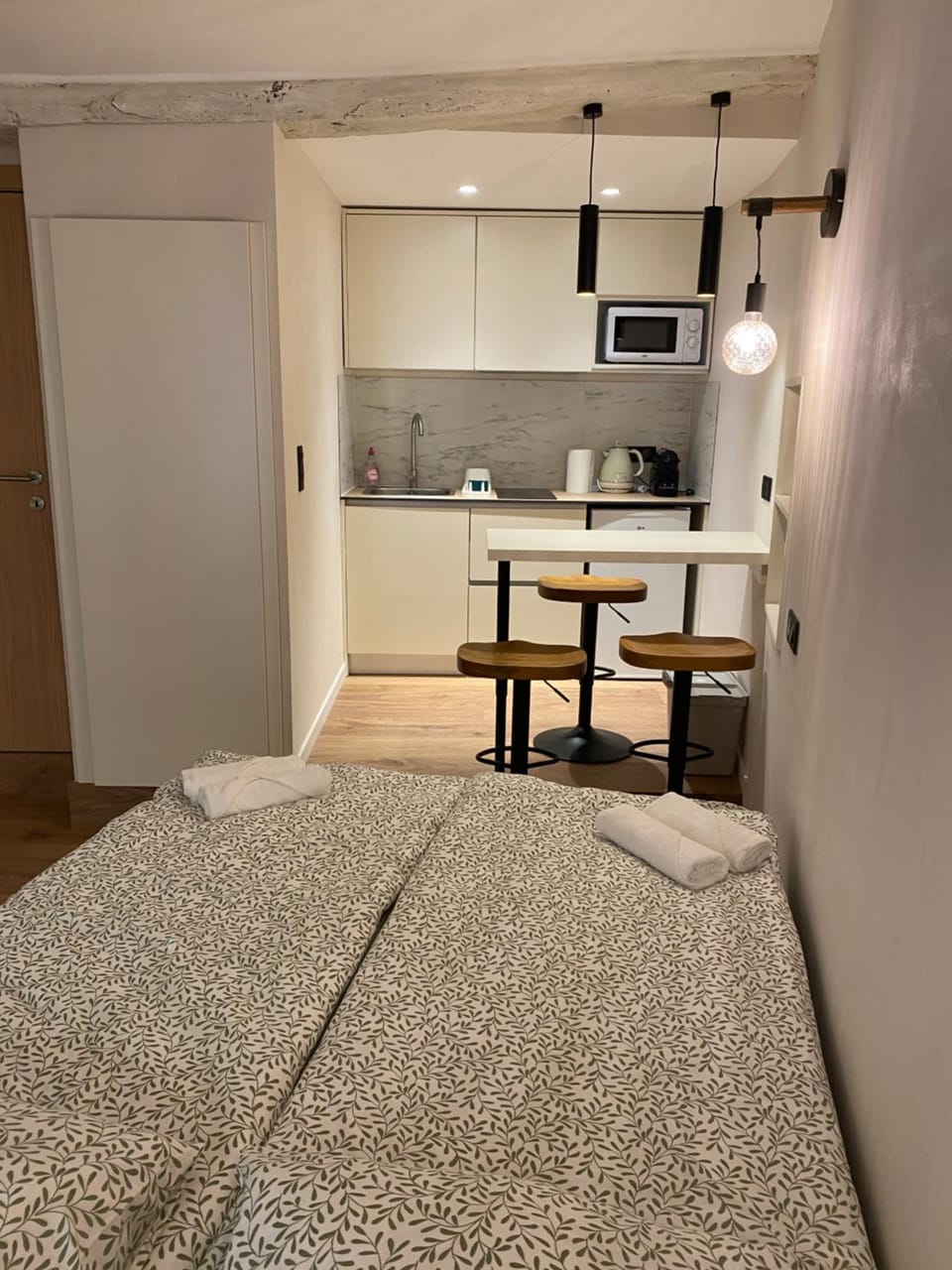 Bed, Kitchen or kitchenette, Dining area, Bedroom, stove