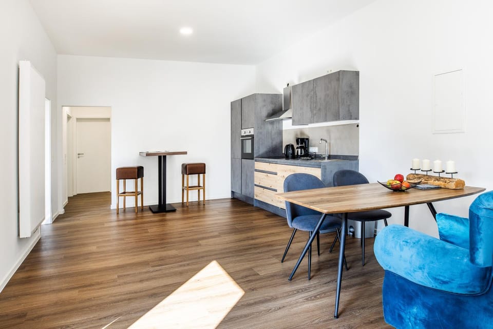 Kitchen or kitchenette, Living room, Seating area, Dining area, minibar, oven, pet friendly, stove