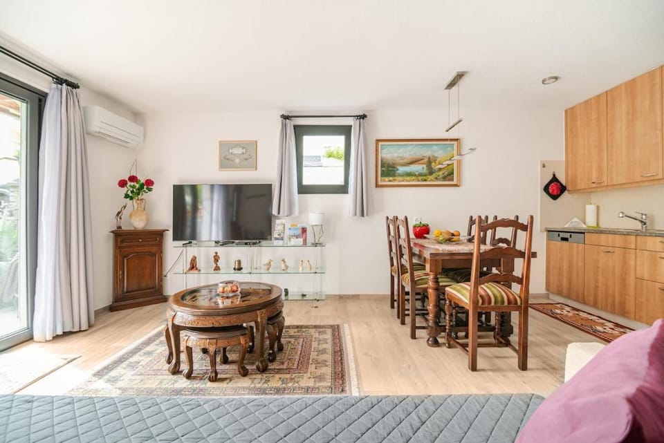 TV and multimedia, Kitchen or kitchenette, Living room, Seating area, Dining area