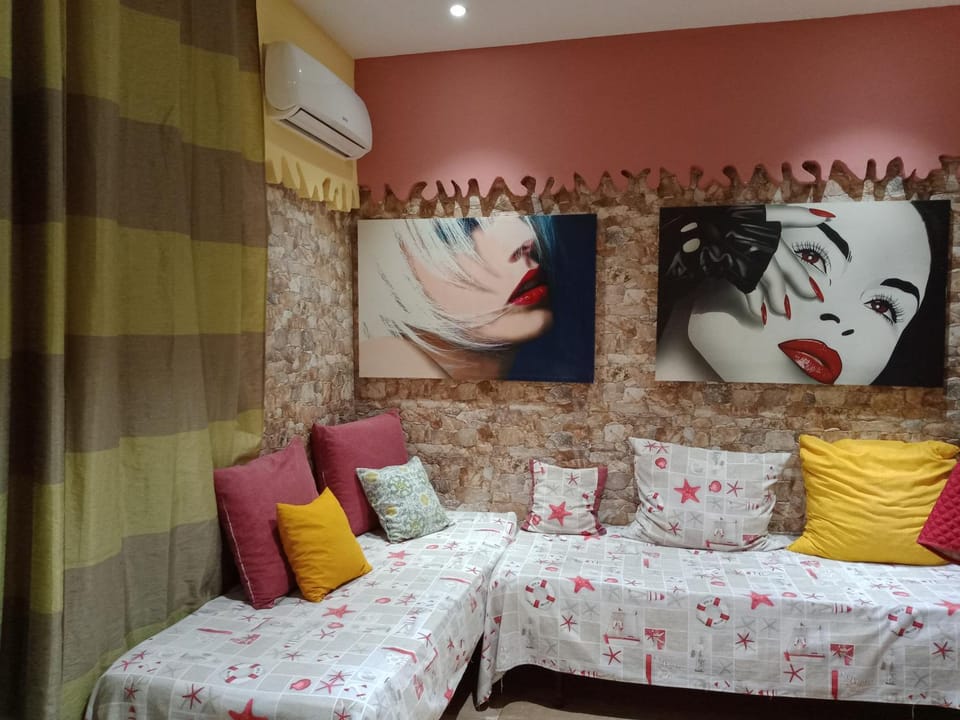 Bed, Living room, Photo of the whole room, Decorative detail, Seating area, Bedroom