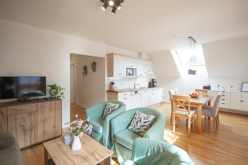 TV and multimedia, Kitchen or kitchenette, Living room, Seating area, Dining area