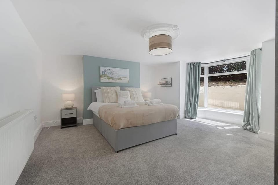 Spacious! 6BR in Beach Road House in South Shields