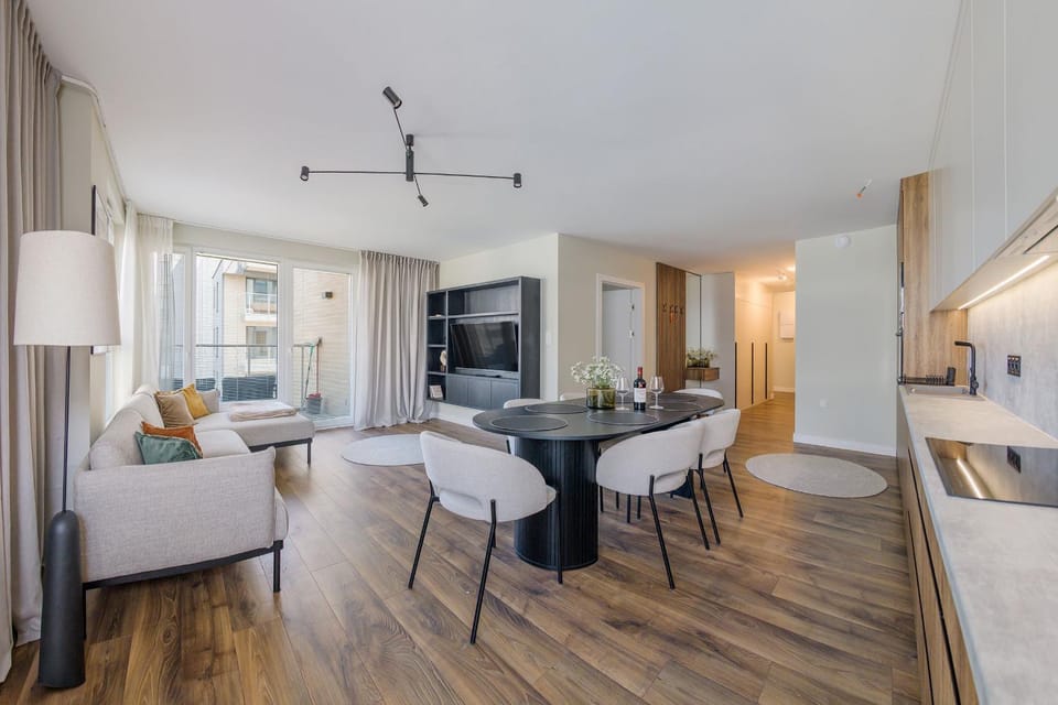 TV and multimedia, Living room, Seating area, Evening entertainment