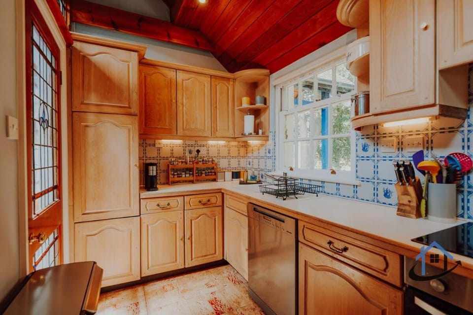 Kitchen or kitchenette, dishwasher, oven, stove