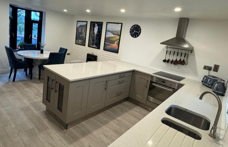 Kitchen or kitchenette, Seating area, Dining area