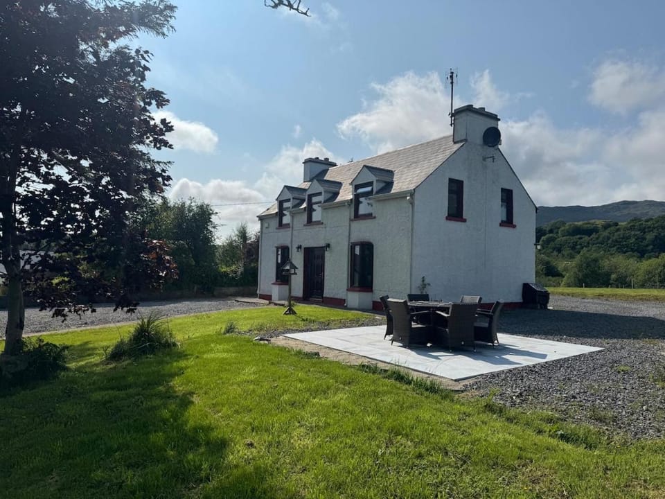 Property building, Natural landscape, Garden, Garden view, Mountain view