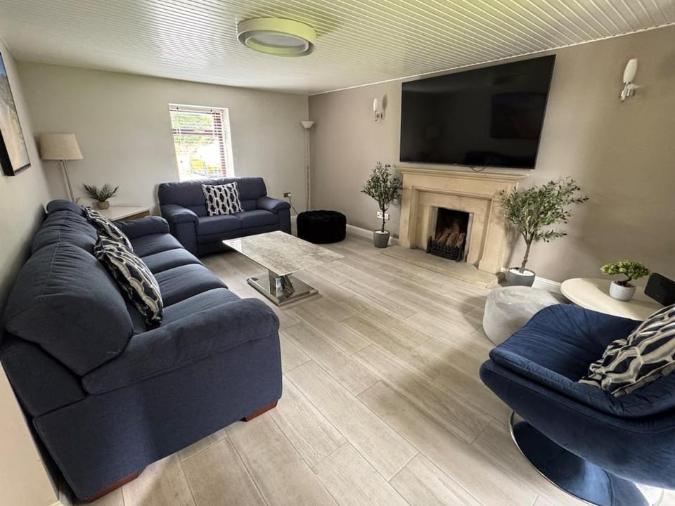 Communal lounge/ TV room, TV and multimedia, Living room, Seating area, Evening entertainment