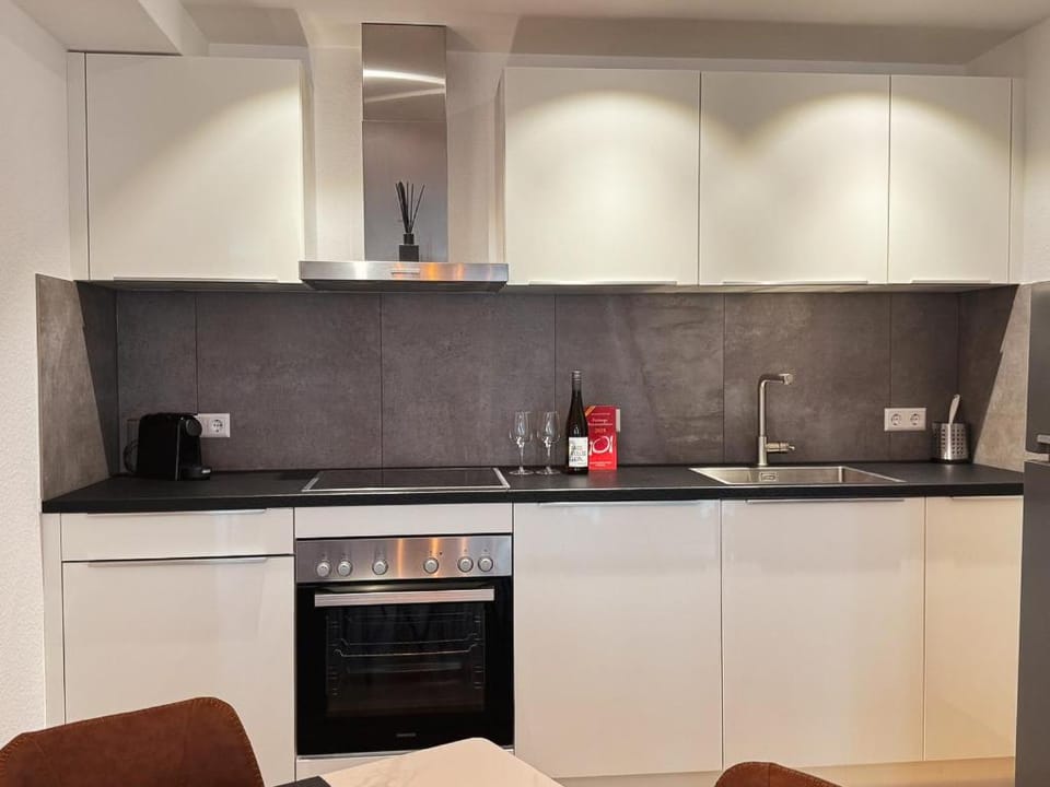 Kitchen or kitchenette, dishwasher, stove