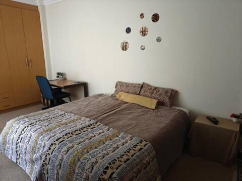 7 on school - Cozy guesthouse 15 min drive from airport and close to major highways Bed and Breakfast in Gauteng