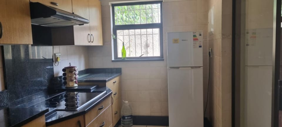7 on school - Cozy guesthouse 15 min drive from airport and close to major highways Bed and Breakfast in Gauteng