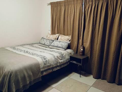 7 on school - Cozy guesthouse 15 min drive from airport and close to major highways Bed and Breakfast in Gauteng