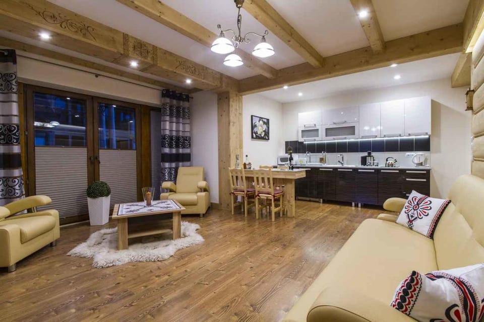 Kitchen or kitchenette, Seating area, Dining area