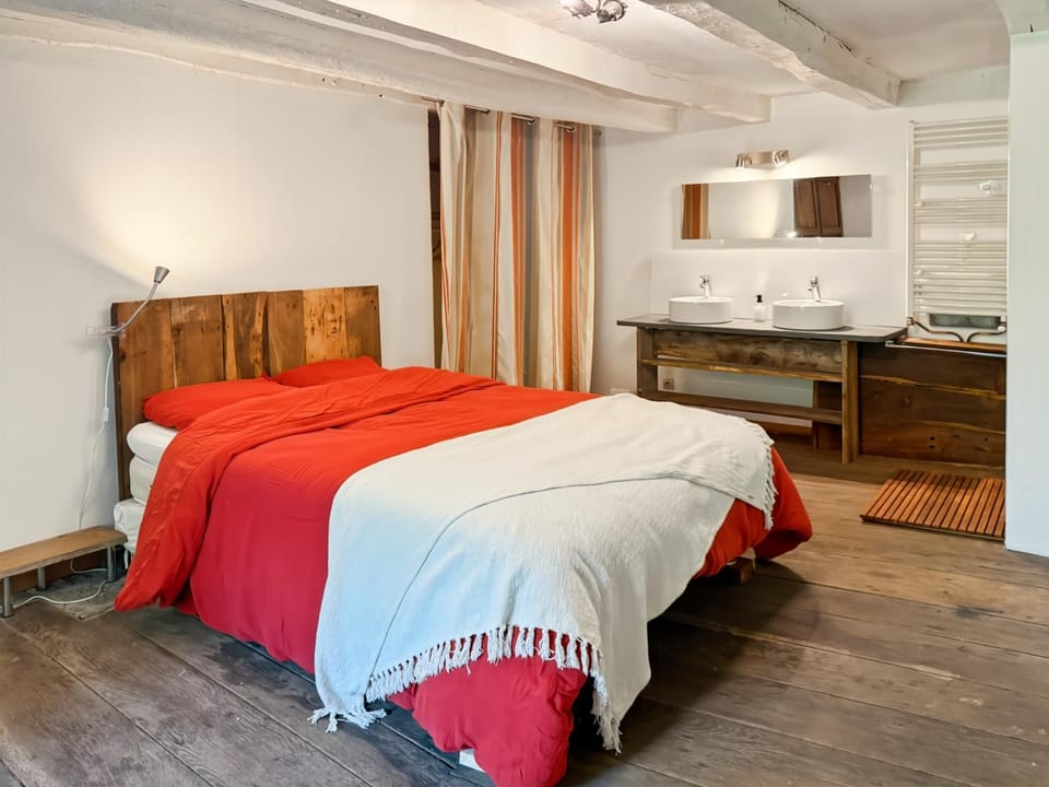 Le refuge d'Auvergne, calme, 8pers, jardin House in Auvergne-Rhône-Alpes