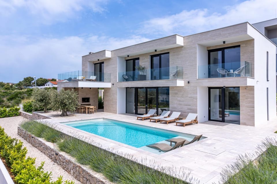 Property building, Facade/entrance, Off site