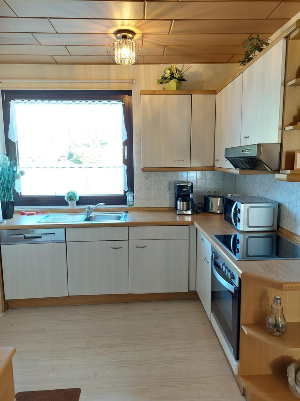 Coffee/tea facilities, Kitchen or kitchenette, dishwasher, stove, toaster
