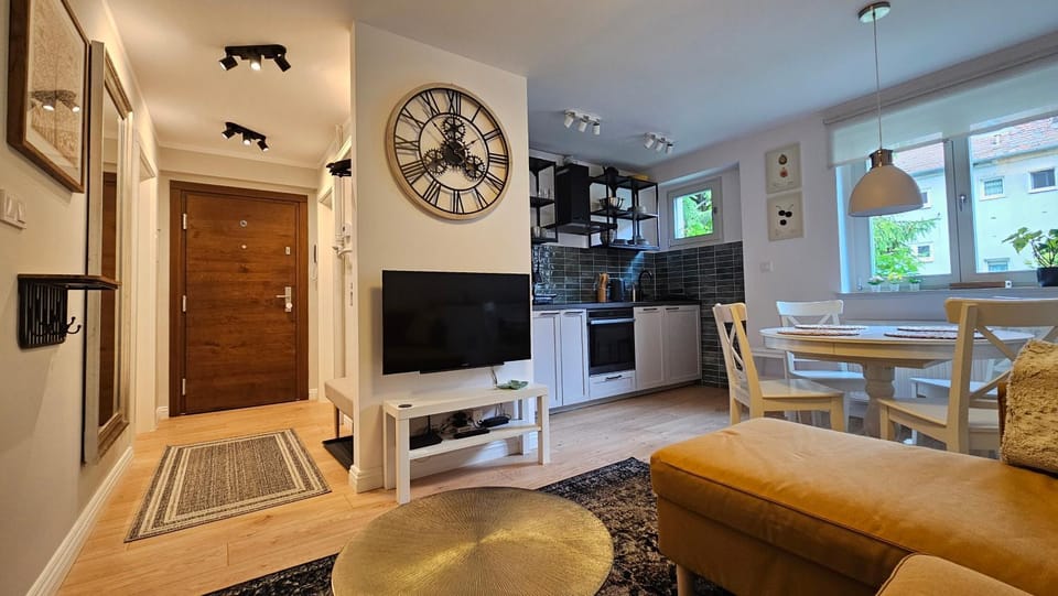 Communal lounge/ TV room, TV and multimedia, Living room, Seating area, Evening entertainment