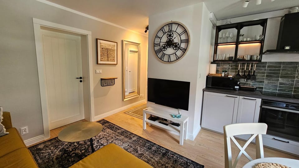 Communal lounge/ TV room, TV and multimedia, Living room, Seating area, Evening entertainment