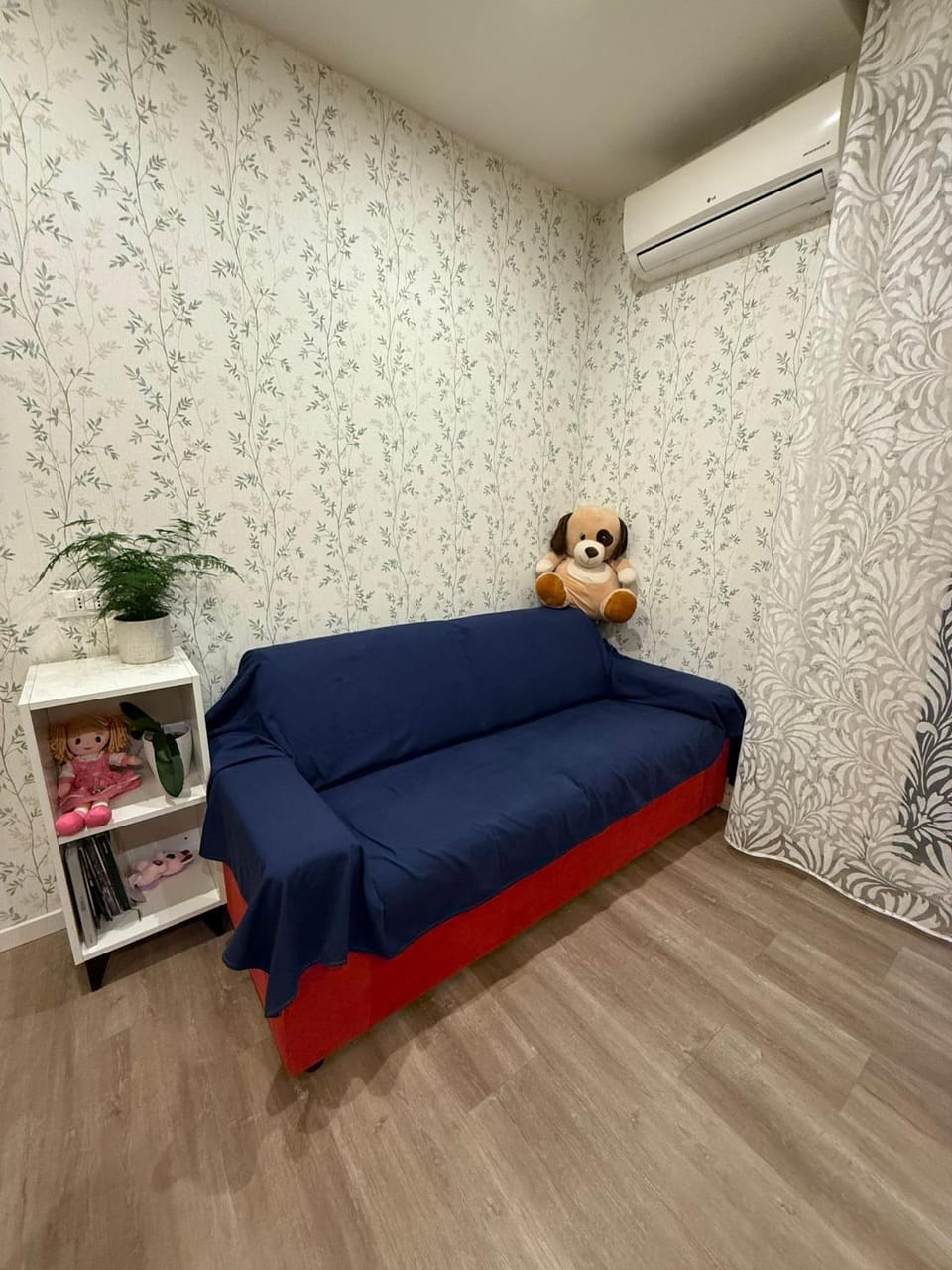 Living room, Seating area, air conditioner