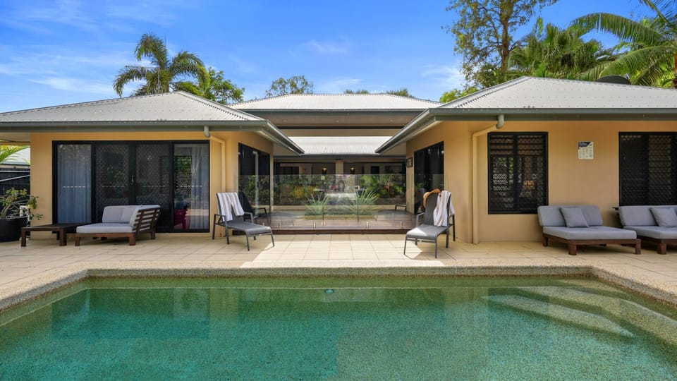 Property building, Patio, Day, Pool view, Swimming pool, sunbed