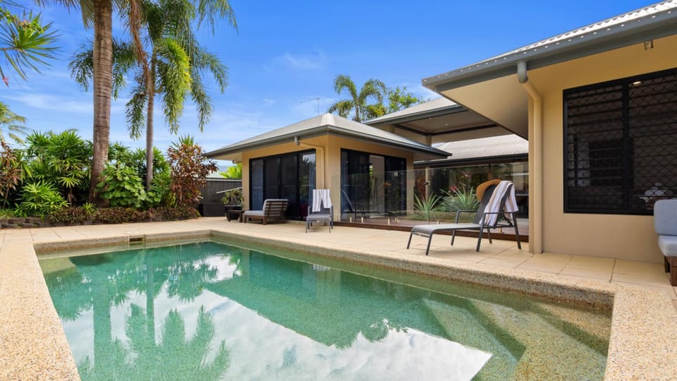 Property building, Patio, Day, Pool view, Swimming pool, sunbed