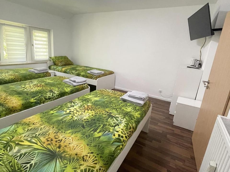 Bed, TV and multimedia, Bedroom