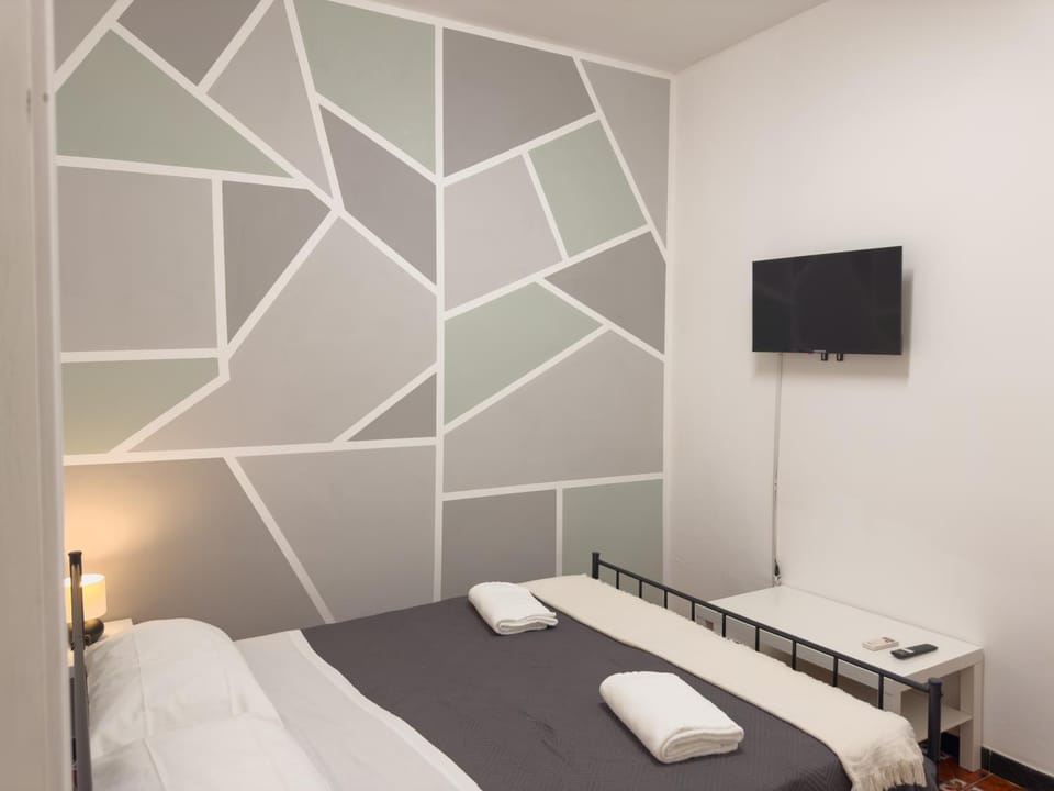 Bed, TV and multimedia, Photo of the whole room, Bedroom, towels