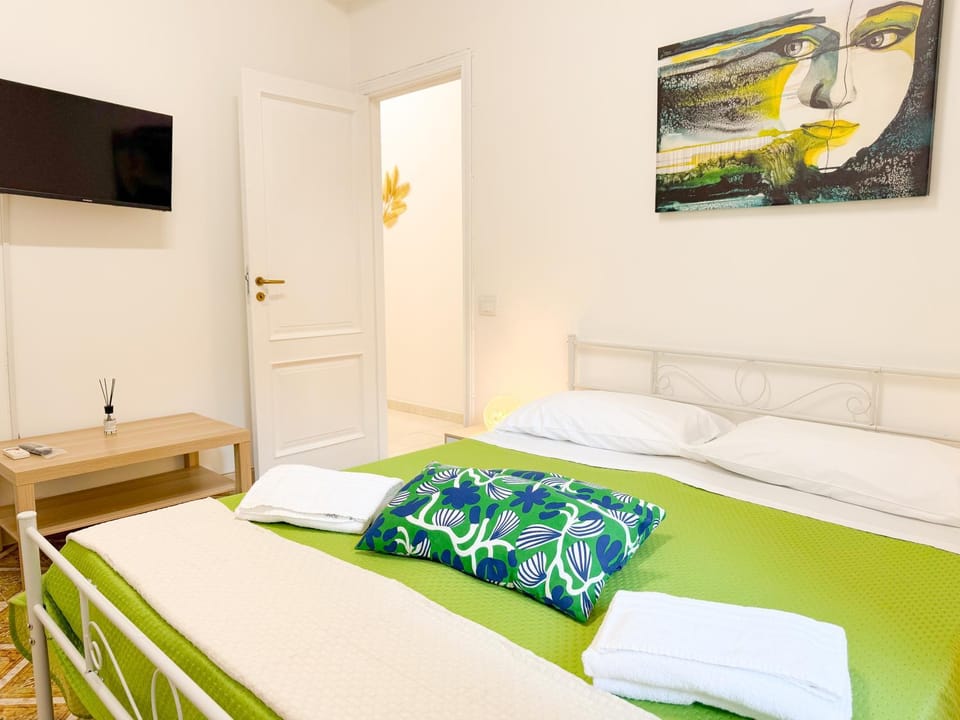 Bed, TV and multimedia, Photo of the whole room, Bedroom, towels