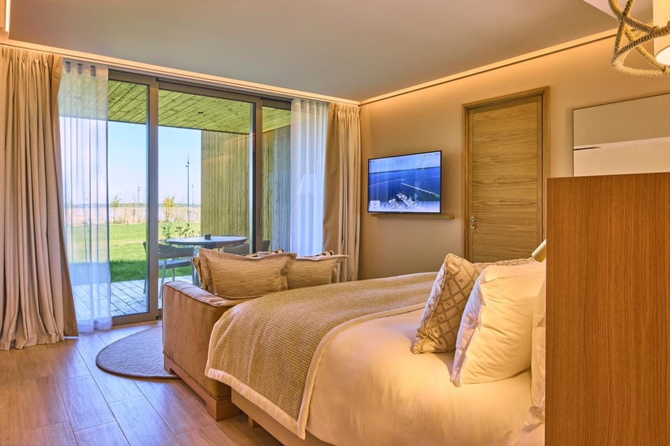 Bed, TV and multimedia, Bedroom, Lake view
