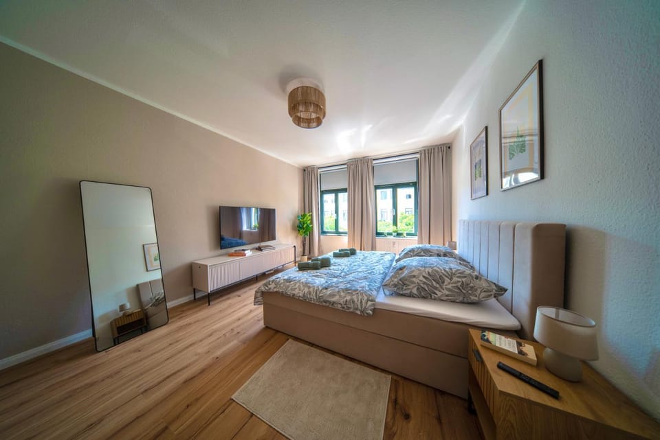 Bed, TV and multimedia, Bedroom