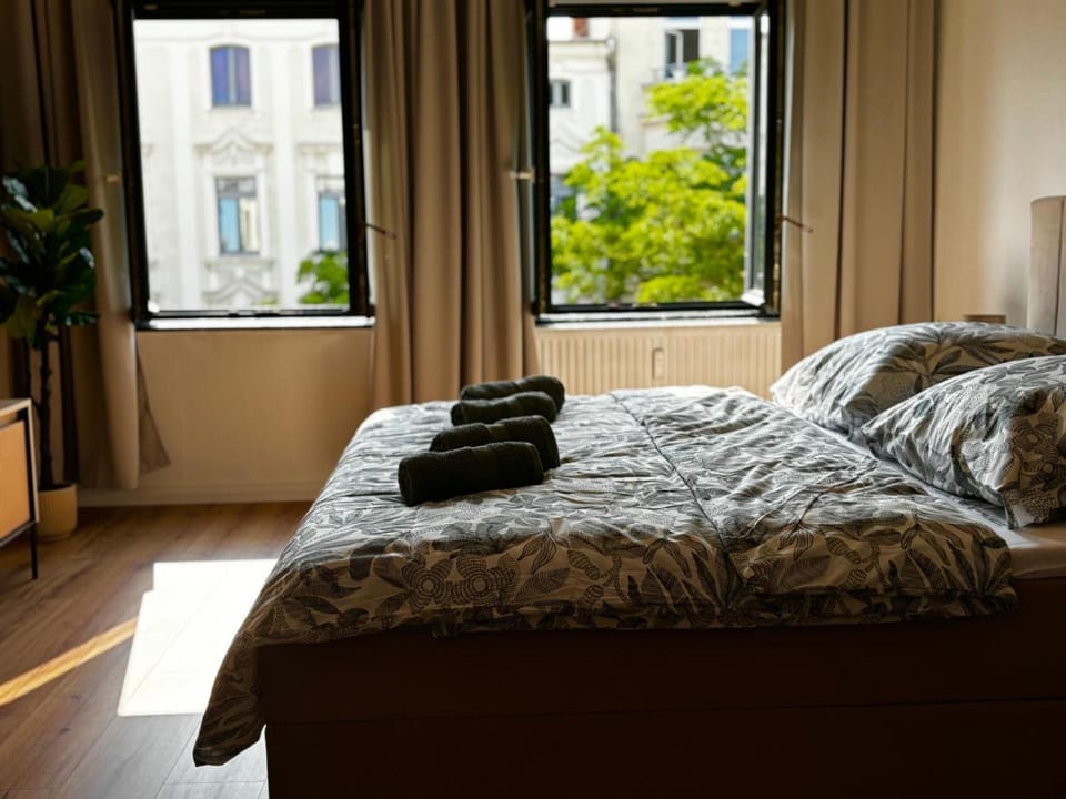 Bed, towels