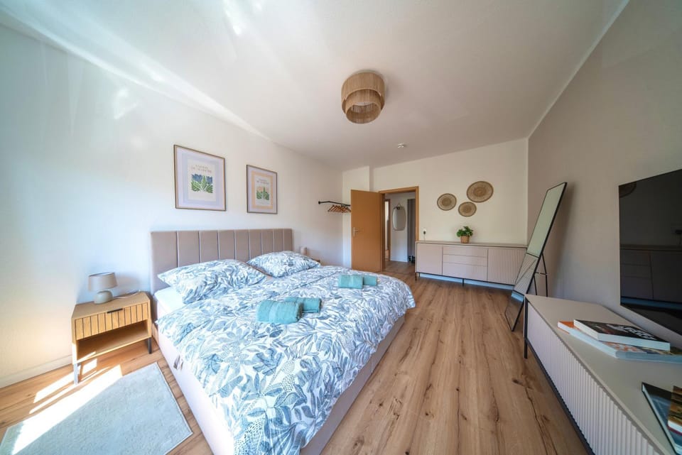 Bed, TV and multimedia, Photo of the whole room, Bedroom