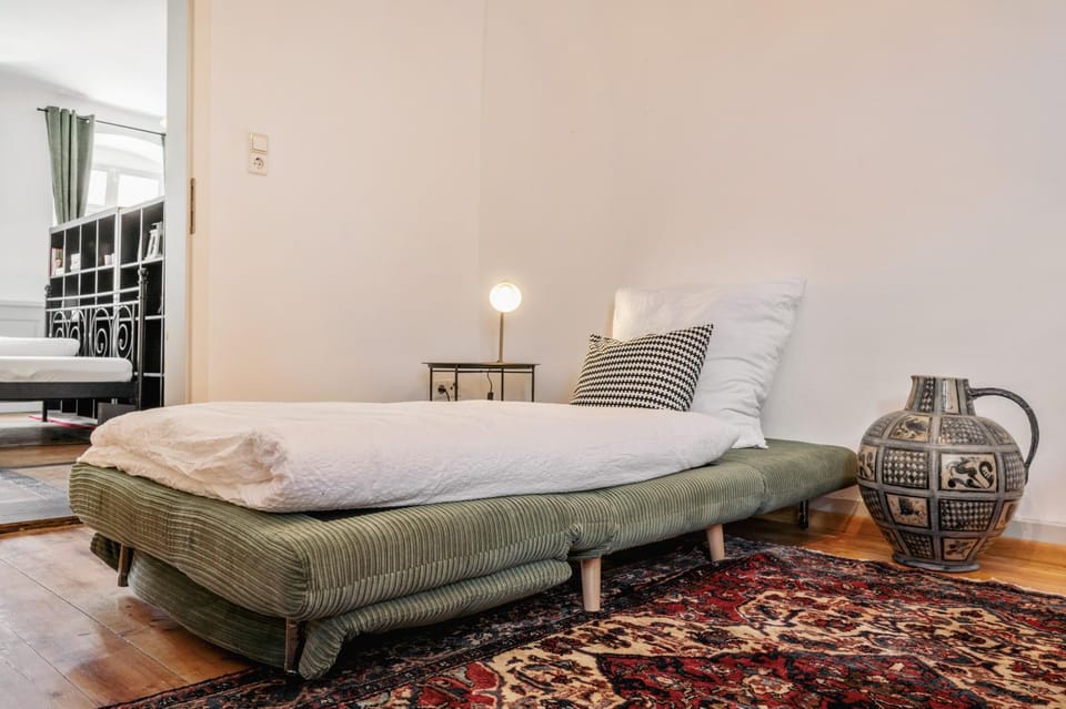 Bed, Photo of the whole room, Seating area, Bedroom, towels