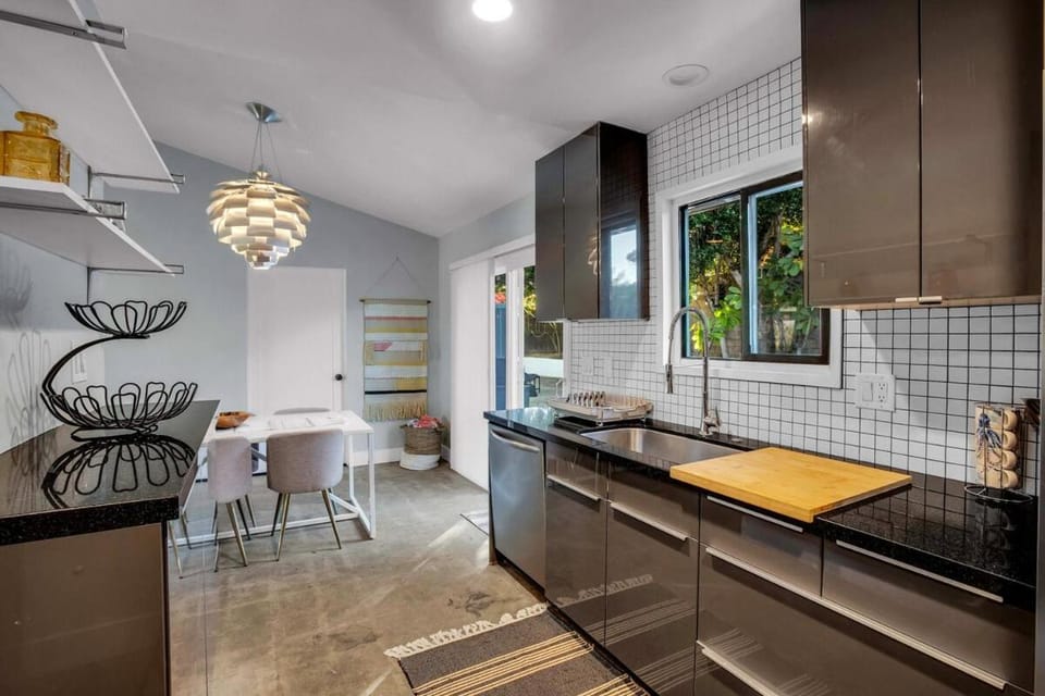 Serene Majestic Views & Walkable to Virtually All House in Cathedral City