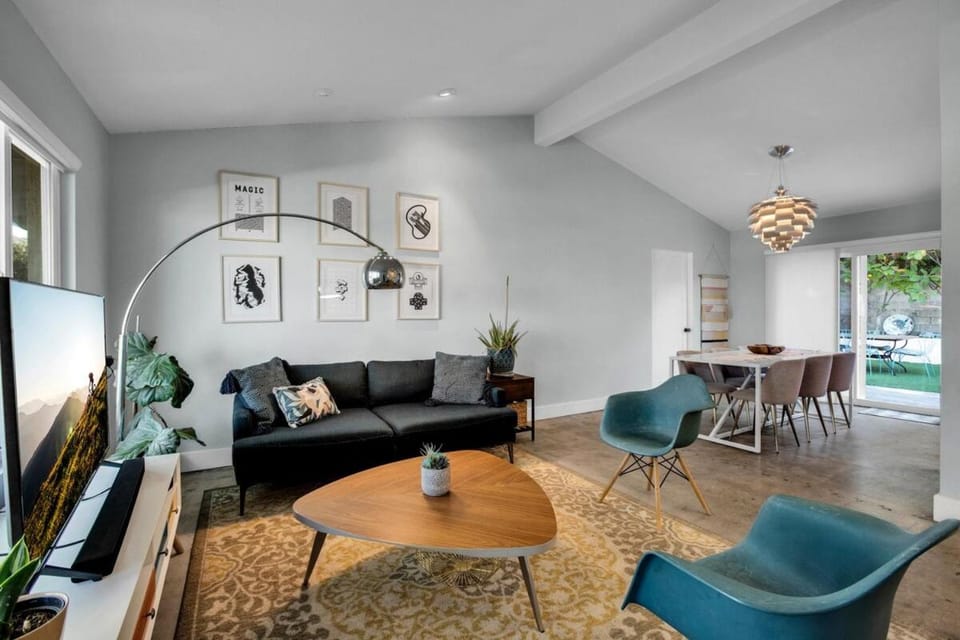 Serene Majestic Views & Walkable to Virtually All House in Cathedral City