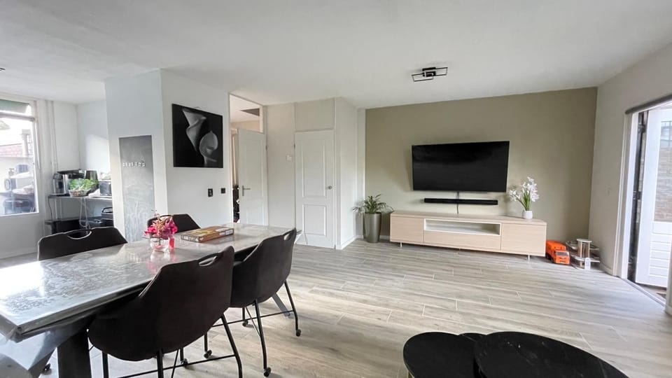 TV and multimedia, Living room, Dining area, Evening entertainment