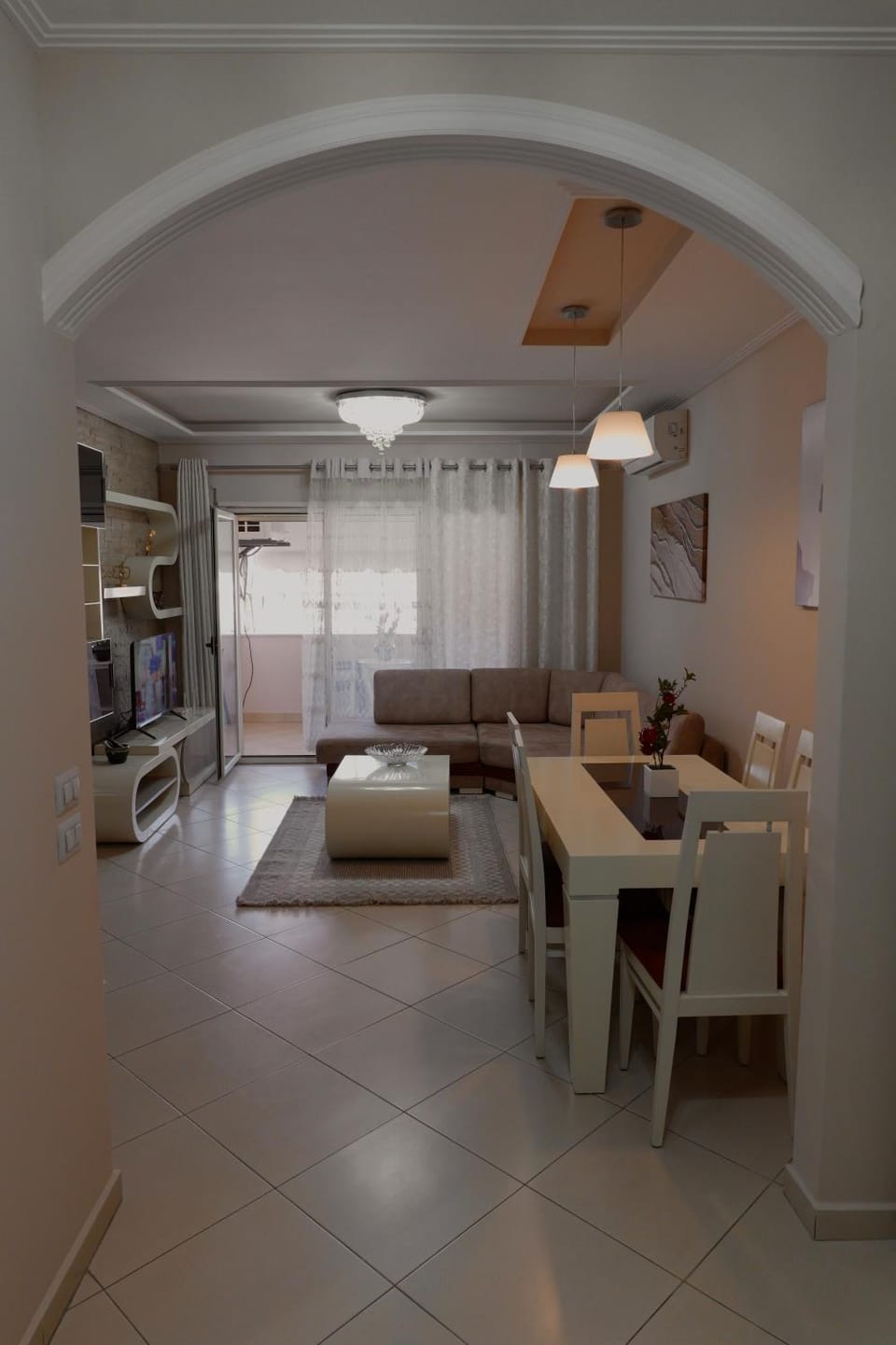 TV and multimedia, Living room, Photo of the whole room, Seating area, Dining area