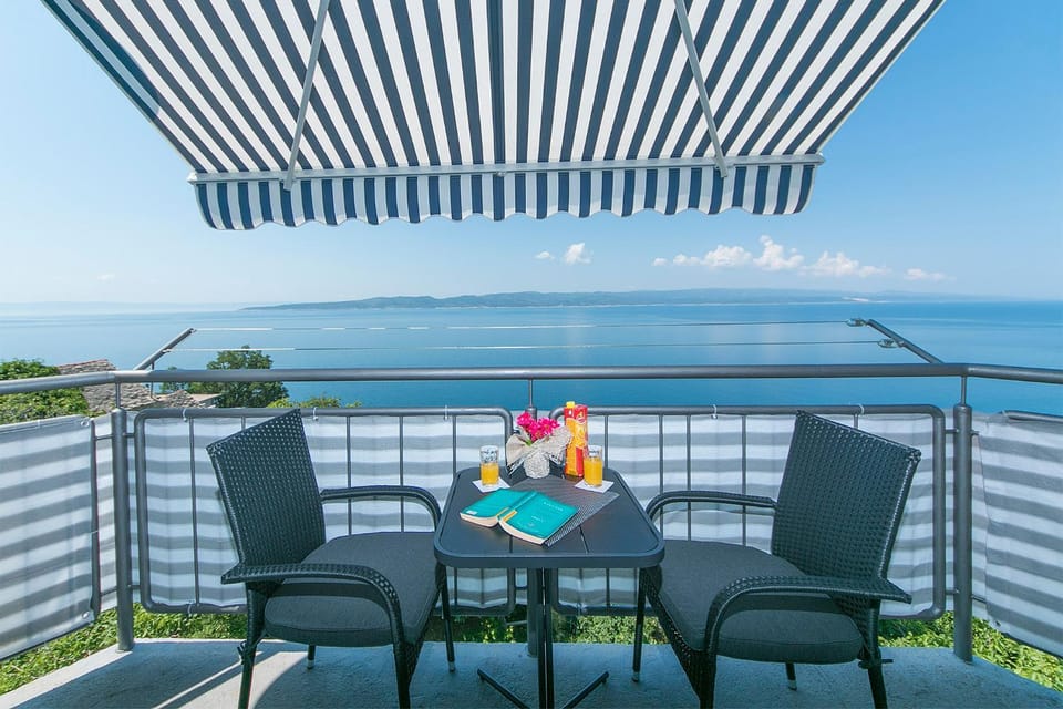 Patio, View (from property/room), Balcony/Terrace, Dining area, Beach, Sea view
