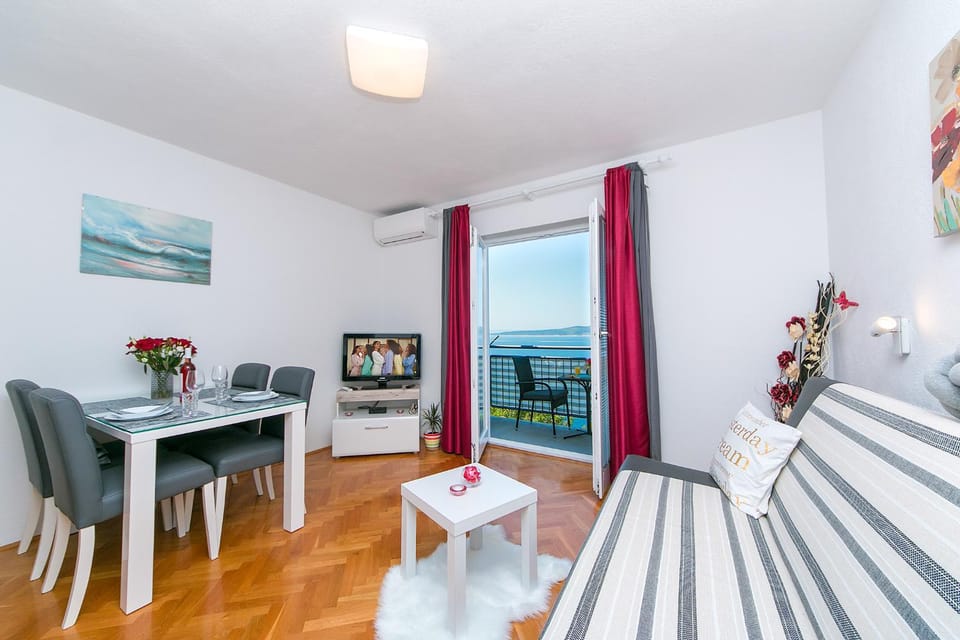 TV and multimedia, Living room, Dining area, air conditioner
