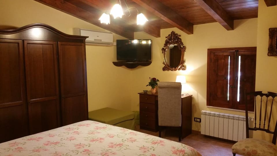 Bed, TV and multimedia, Photo of the whole room, Bedroom, Garden view, internet