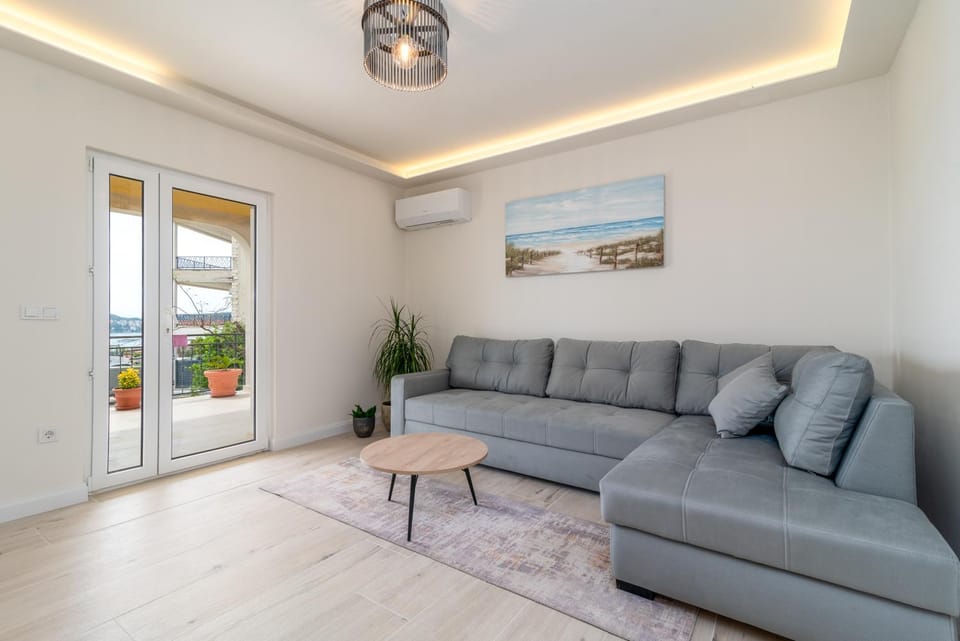 Living room, Seating area, air conditioner