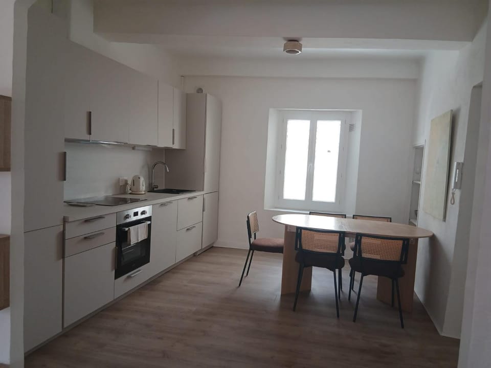 Kitchen or kitchenette, Dining area, oven, stove