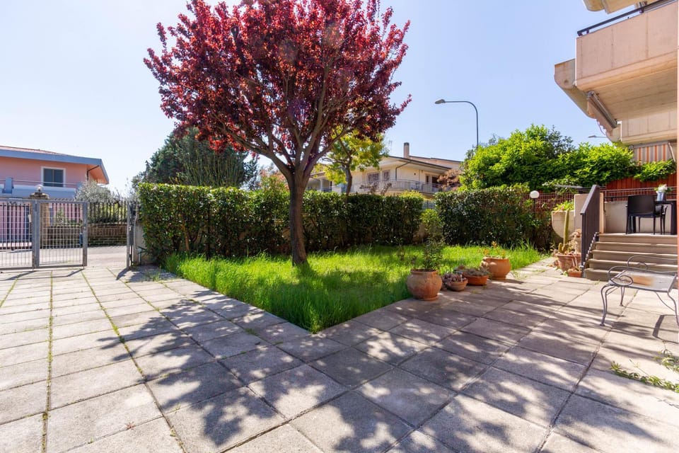 Property building, Day, Neighbourhood, Garden view