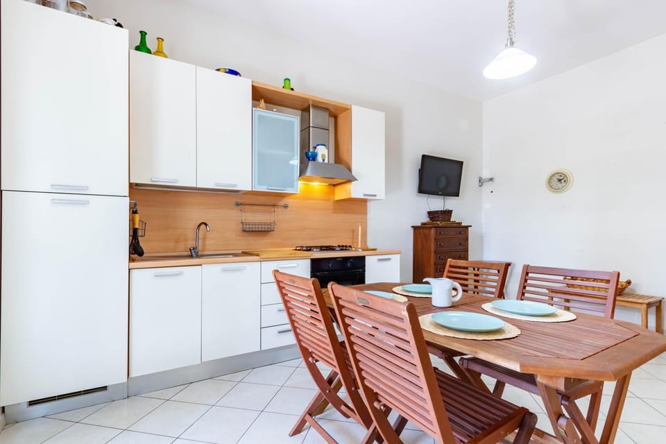 TV and multimedia, Kitchen or kitchenette, Living room, Seating area, Dining area, stove